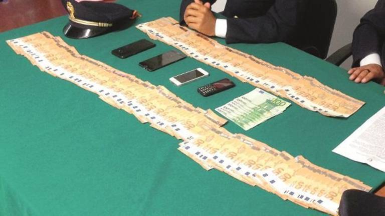 Fermati al casello dell'A14 con 30.000 euro fasulli in auto Fermati al casello dell'A14 con 30.000 euro fasulli in auto