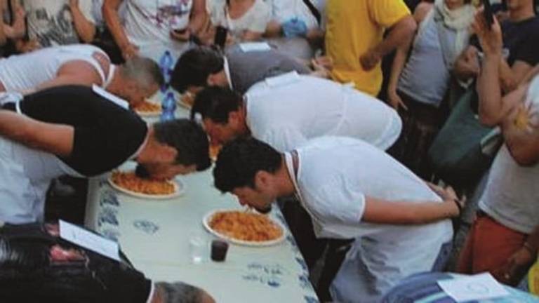 Mangiatori di tagliatelle si sfidano in gara Mangiatori di tagliatelle si sfidano in gara
