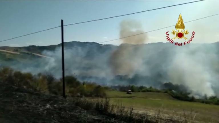 Proseguono a Ponte Uso le operazioni di spegnimento dell'incendio - VIDEO Proseguono a Ponte Uso le operazioni di spegnimento dell'incendio - VIDEO
