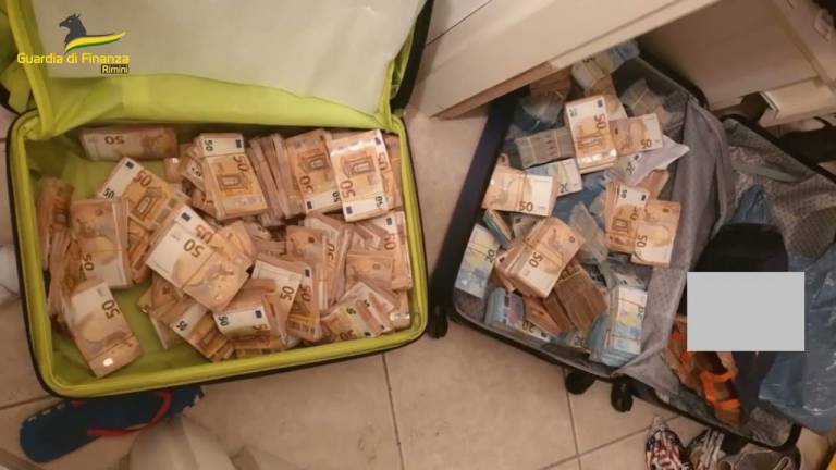 Rimini, quella truffa da 440 milioni e 12 arresti. Le intercettazioni: Non sanno più dove mettere i soldi VIDEO Rimini, quella truffa da 440 milioni e 12 arresti. Le intercettazioni: Non sanno più dove mettere i soldi VIDEO