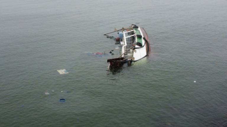 Impatto vicino al porto di Cesenatico: vongolara rovesciata - VIDEO Impatto vicino al porto di Cesenatico: vongolara rovesciata - VIDEO