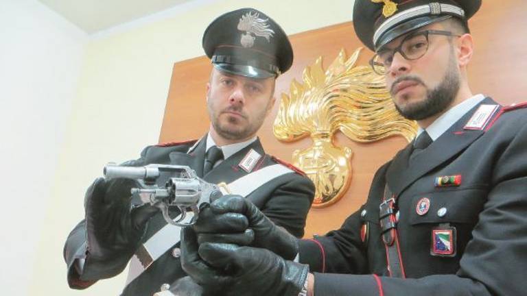 Gli controllano lo zaino e saltano fuori una Colt e trentasei proiettili Gli controllano lo zaino e saltano fuori una Colt e trentasei proiettili