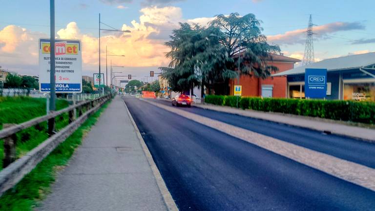La via Selice doveva riaprire ieri sera ma alla fine sarà tutta percorribile da questa mattina alle 7 Il cantiere ha chiuso in largo anticipo sui tempi ecco come si presenta ora (foto Mmph) La via Selice doveva riaprire ieri sera ma alla fine sarà tutta percorribile da questa mattina alle 7 Il cantiere ha chiuso in largo anticipo sui tempi ecco come si presenta ora (foto Mmph)