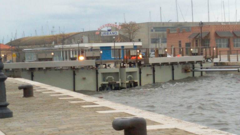 Vento forte: a Cesenatico chiuse le porte vinciane Vento forte: a Cesenatico chiuse le porte vinciane
