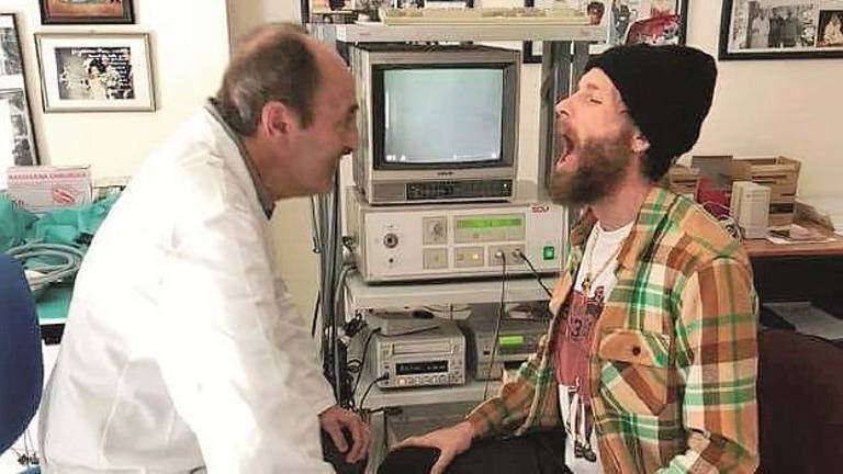 Jovanotti visitato dal dottor Fussi e salta il concerto di Bologna Jovanotti visitato dal dottor Fussi e salta il concerto di Bologna