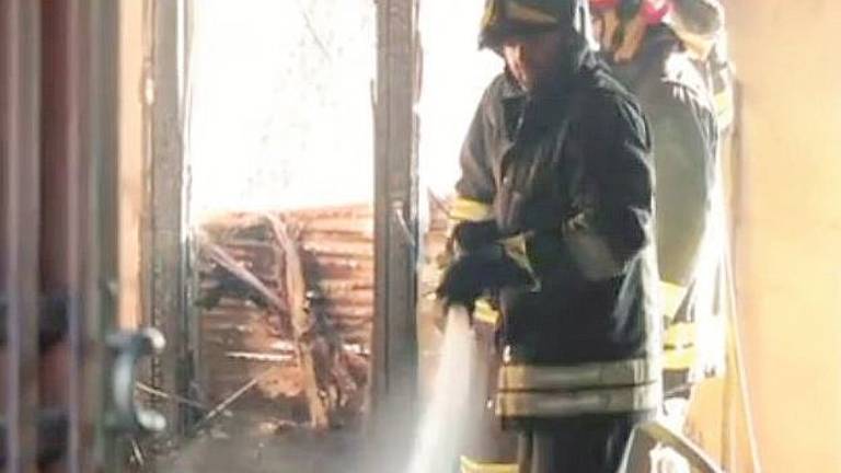 Fuoco in casa dell'anziana per cui lavora, giardiniere incastrato dalle telecamere Fuoco in casa dell'anziana per cui lavora, giardiniere incastrato dalle telecamere