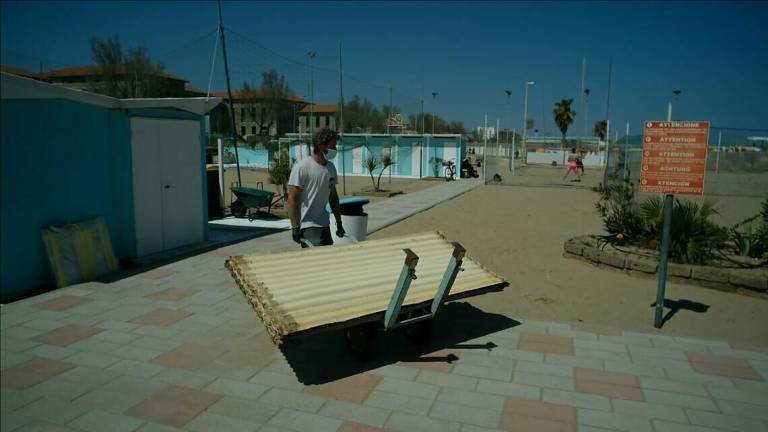 I bagnini di Rimini ai lavori forzati per aprire già sabato Video I bagnini di Rimini ai lavori forzati per aprire già sabato Video