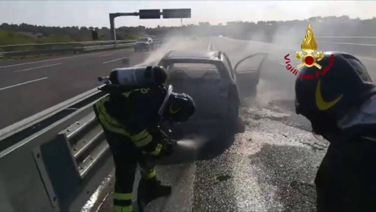 Riccione, auto a fuoco nella terza corsia dell'autostrada VIDEO Riccione, auto a fuoco nella terza corsia dell'autostrada VIDEO