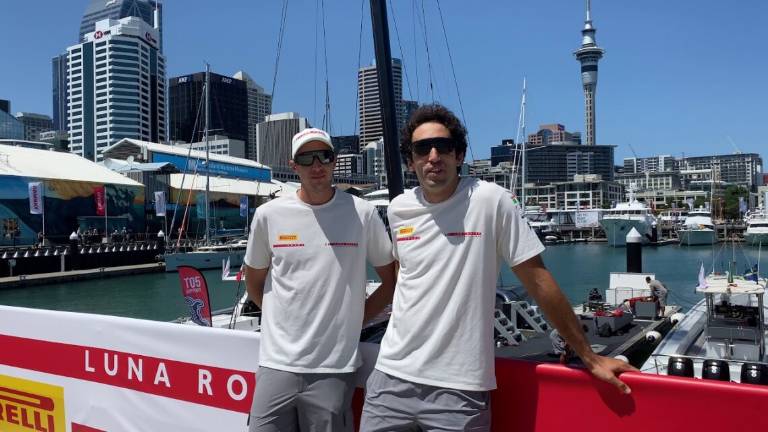 Prada Cup, il saluto di Plazzi e Molineris di Luna Rossa VIDEO Prada Cup, il saluto di Plazzi e Molineris di Luna Rossa VIDEO