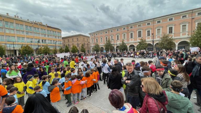 Cesena, flash mob in piazza per i diritti dei bambini. Il sindaco: Prendetevi la città VIDEO GALLERY Cesena, flash mob in piazza per i diritti dei bambini. Il sindaco: Prendetevi la città VIDEO GALLERY