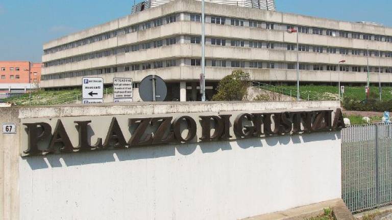 Estorsione a imprenditore: tre parenti a processo Estorsione a imprenditore: tre parenti a processo