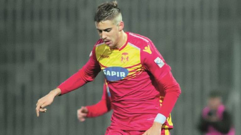 Lo strano derby di Ronchi, tifoso riminese del Ravenna contro il Rimini Lo strano derby di Ronchi, tifoso riminese del Ravenna contro il Rimini