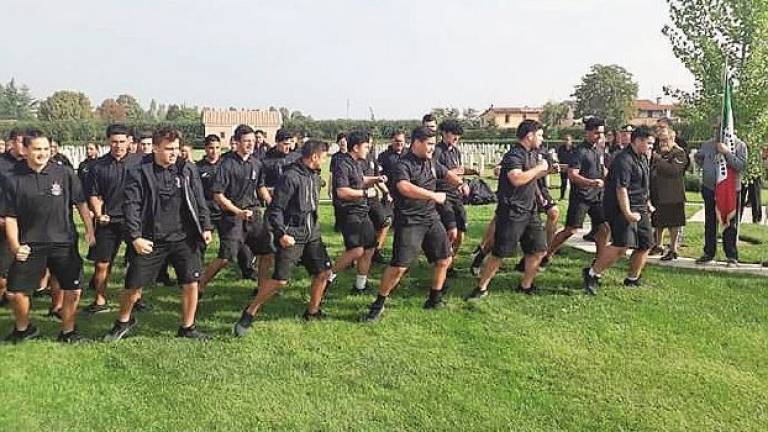 Haka, cori e rituali commoventi con i discendenti dei soldati maori Haka, cori e rituali commoventi con i discendenti dei soldati maori