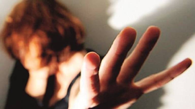 Rimini, picchiata e minacciata dal marito tenta il suicidio e finisce in coma Rimini, picchiata e minacciata dal marito tenta il suicidio e finisce in coma