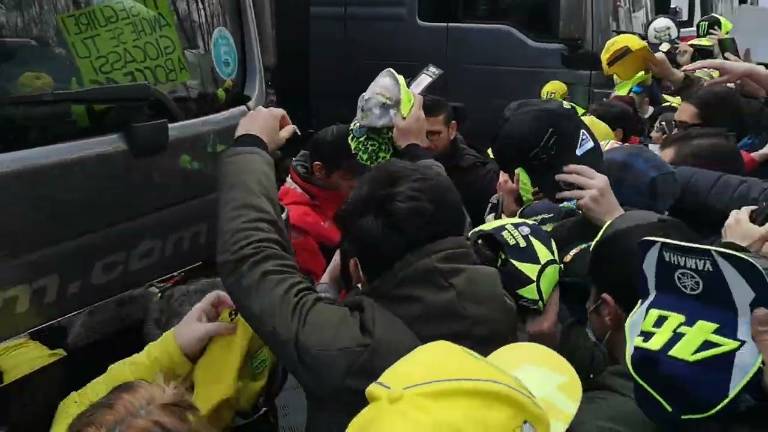 Automobilismo, i tifosi impazziscono per Valentino Rossi, 17° al traguardo VIDEO Automobilismo, i tifosi impazziscono per Valentino Rossi, 17° al traguardo VIDEO