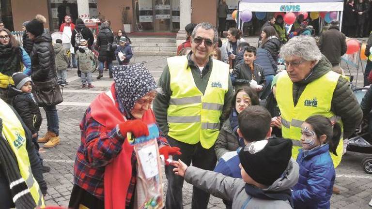 La Befana Avis in piazza: 600 calze distribuite ai bambini La Befana Avis in piazza: 600 calze distribuite ai bambini