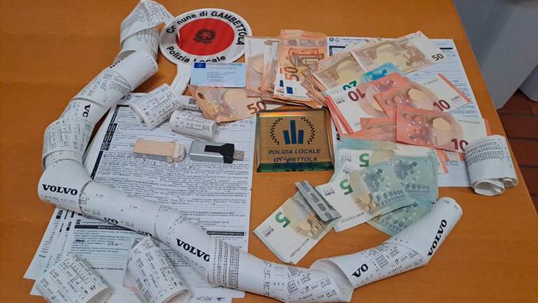 Guida in eccesso e strumentazioni taroccate: maxi multa immediata per un camionista a Gambettola Guida in eccesso e strumentazioni taroccate: maxi multa immediata per un camionista a Gambettola