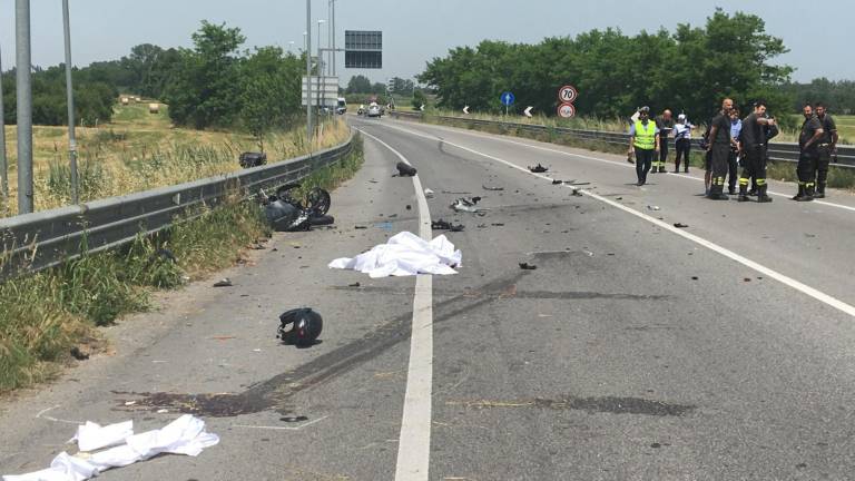 Un'altra tragedia a Ravenna: morto un motociclista, grave una donna Un'altra tragedia a Ravenna: morto un motociclista, grave una donna