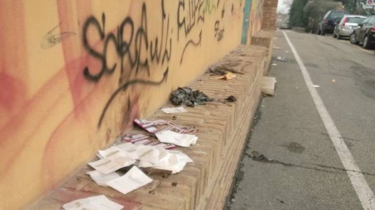 Siringhe e sporcizia in via Mura Giardino Siringhe e sporcizia in via Mura Giardino