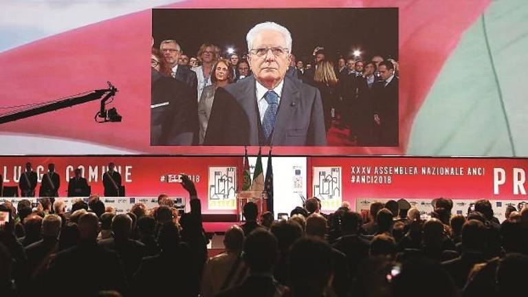 Mattarella conquista i sindaci. E quello di Rimini lo invita al Teatro Galli Mattarella conquista i sindaci. E quello di Rimini lo invita al Teatro Galli