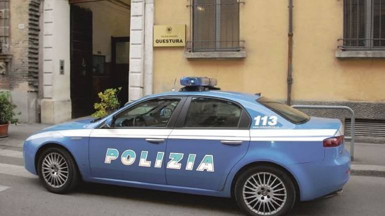 Violenze sessuali di gruppo. Marito e moglie in carcere Violenze sessuali di gruppo. Marito e moglie in carcere