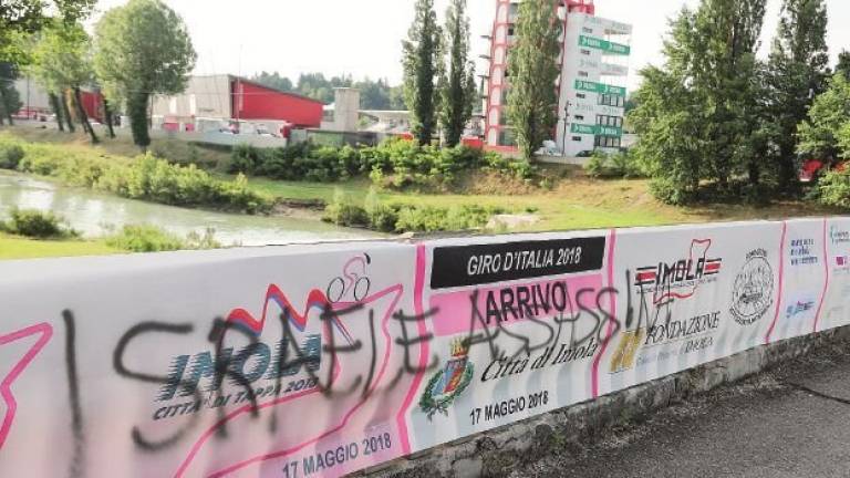 La protesta contro il Giro d’Italia Scritte anche sui cartelloni di Imola La protesta contro il Giro d’Italia Scritte anche sui cartelloni di Imola