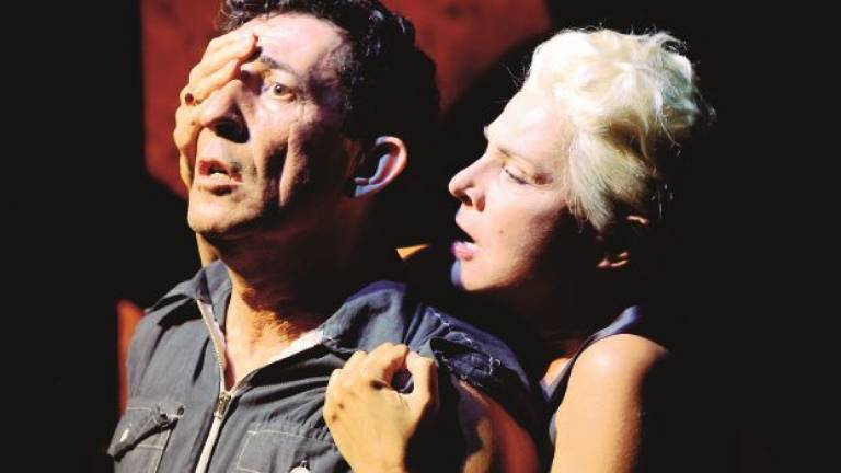 Il mondo non mi deve nulla: «Due fallimenti si incontrano» Il mondo non mi deve nulla: «Due fallimenti si incontrano»