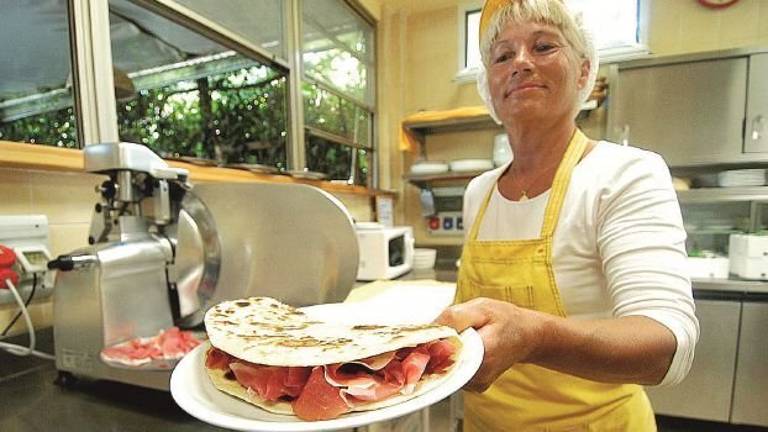Calano gli affari per i piadinari a Cervia: Colpa della spiaggia aperta 24 ore Calano gli affari per i piadinari a Cervia: Colpa della spiaggia aperta 24 ore