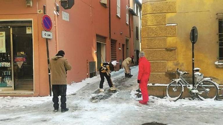 «Vi ho chiuso le scuole e oggi venite a spalare». I richiedenti asilo aiutano a pulire dalla neve «Vi ho chiuso le scuole e oggi venite a spalare». I richiedenti asilo aiutano a pulire dalla neve