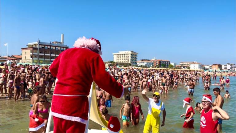 Rimini. In spiaggia si festeggia il Natale con panettone e neve Rimini. In spiaggia si festeggia il Natale con panettone e neve