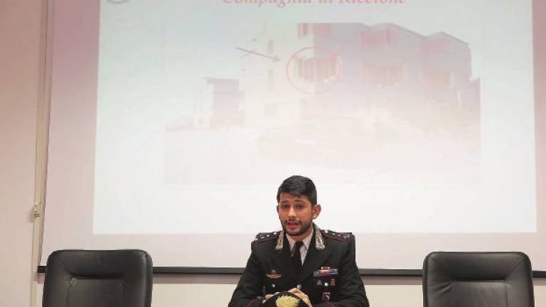 Si affaccia alla finestra e si masturba davanti ai bagnanti: arrestato 65enne a Riccione Si affaccia alla finestra e si masturba davanti ai bagnanti: arrestato 65enne a Riccione