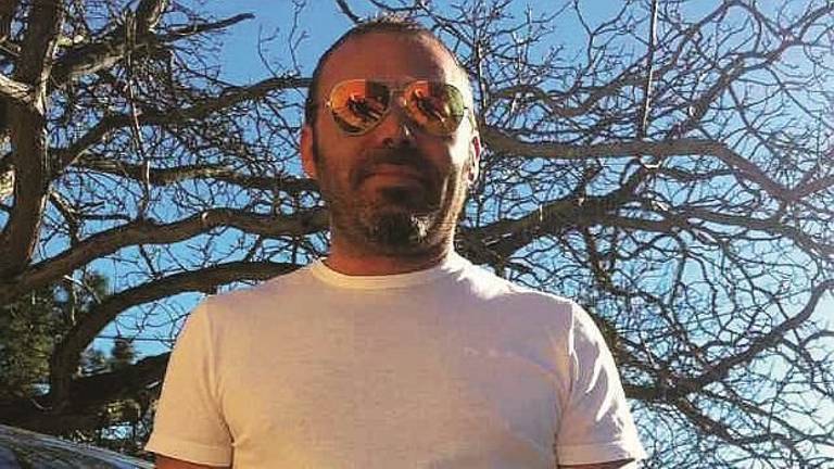 Un paese sotto torchio: la chiave del giallo nella sua vita da bar Un paese sotto torchio: la chiave del giallo nella sua vita da bar