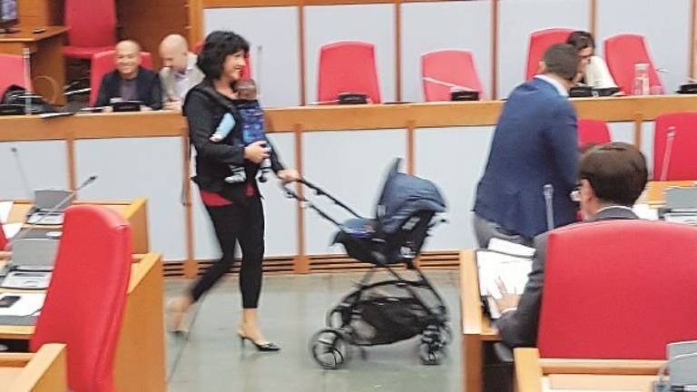 La consigliera regionale del M5s di Rimini Sensoli in aula con figlio, marsupio e passeggino La consigliera regionale del M5s di Rimini Sensoli in aula con figlio, marsupio e passeggino