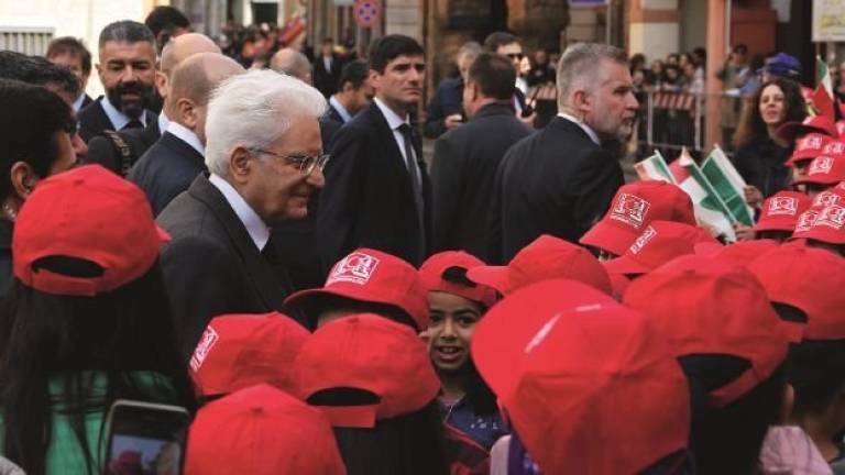 Il patto fra i cittadini e lo Stato nell’abbraccio a Mattarella Il patto fra i cittadini e lo Stato nell’abbraccio a Mattarella