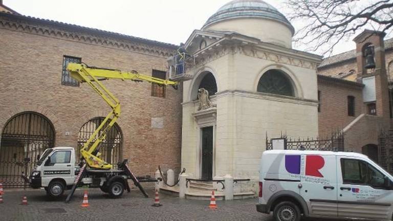 Vandali lanciano bottiglia contro la Tomba di Dante a Ravenna Vandali lanciano bottiglia contro la Tomba di Dante a Ravenna