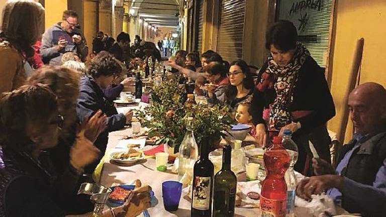 Scope e ramazze in Corso Mazzini, col flash mop a Forlì puliscono i cittadini Scope e ramazze in Corso Mazzini, col flash mop a Forlì puliscono i cittadini