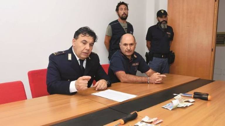 Giovani ladre di professione bloccate a Forlì mentre tentano un colpo Giovani ladre di professione bloccate a Forlì mentre tentano un colpo