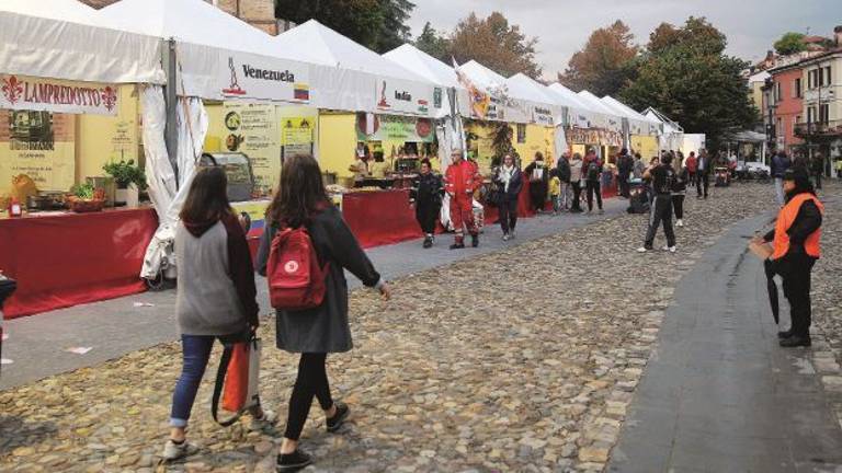 Il festival del cibo di strada a Cesena fa il pieno, 10mila persone invadono il centro Il festival del cibo di strada a Cesena fa il pieno, 10mila persone invadono il centro