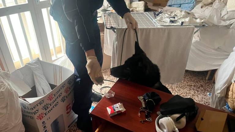 Riccione, luci accese nell’hotel dismesso: spuntano droga, orologi e gioielli Riccione, luci accese nell’hotel dismesso: spuntano droga, orologi e gioielli