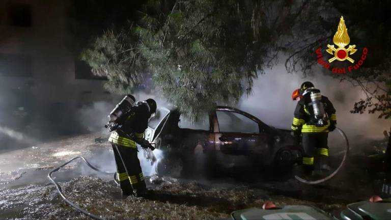 Ravenna, due auto a fuoco nella notte Ravenna, due auto a fuoco nella notte
