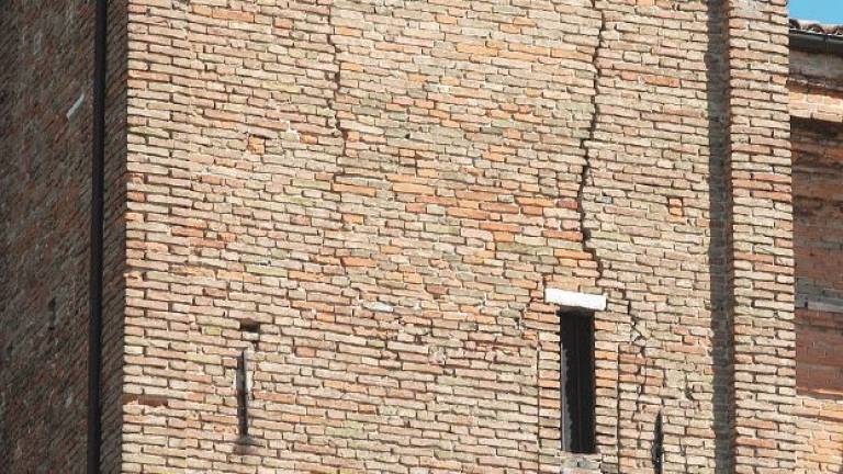 Cesena, in vendita mattoni per restaurare il campanile crepato Cesena, in vendita mattoni per restaurare il campanile crepato
