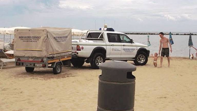Dopo le alghe, estesa chiazza oleosa in mare a Cesenatico. Intervento per non farla arrivare a riva Dopo le alghe, estesa chiazza oleosa in mare a Cesenatico. Intervento per non farla arrivare a riva