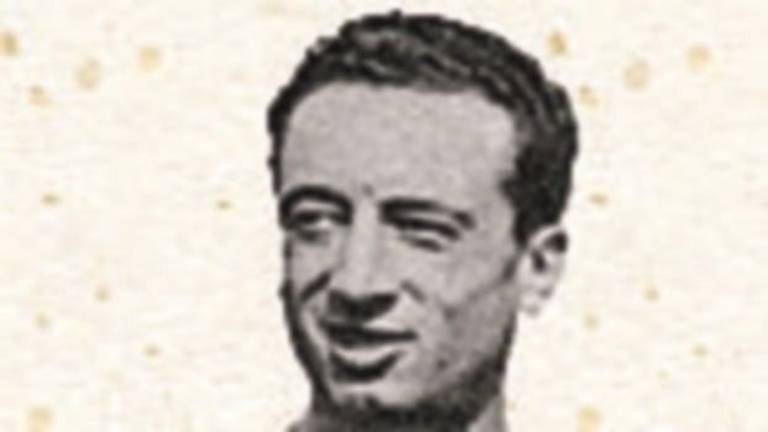 Sfregio alla statua del calciatore di Faenza Bruno Neri a Torino. Simbolo granata, trovata bianconera Sfregio alla statua del calciatore di Faenza Bruno Neri a Torino. Simbolo granata, trovata bianconera