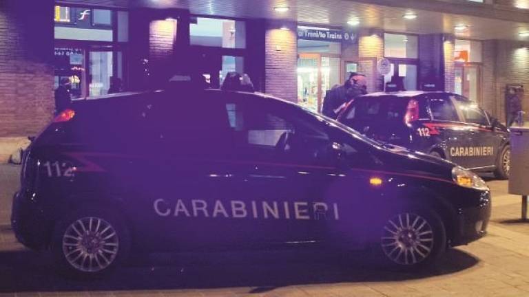 Rapinata sul treno Rimini-Ravenna da due uomini con un coltello Rapinata sul treno Rimini-Ravenna da due uomini con un coltello
