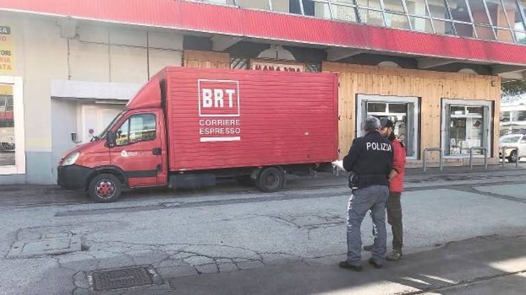 Follia per un parcheggio, autista picchiato con una mazza da baseball Follia per un parcheggio, autista picchiato con una mazza da baseball