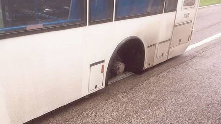 Autobus di Start pieno di ragazzi perde una ruota in corsa Autobus di Start pieno di ragazzi perde una ruota in corsa