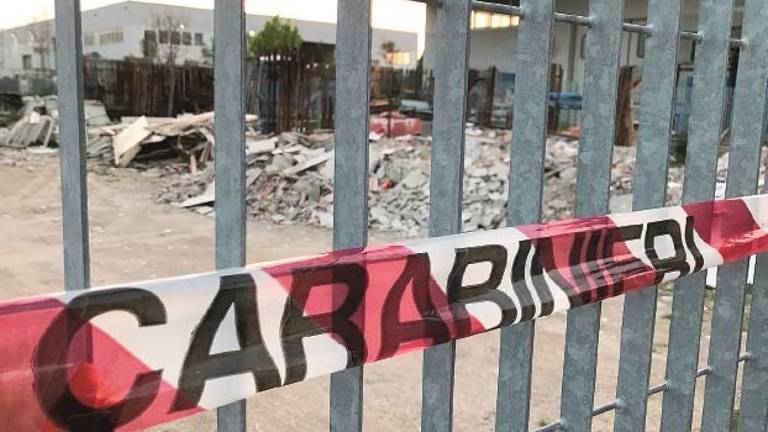 Scoperta discarica abusiva in un terreno della zona artigianale Scoperta discarica abusiva in un terreno della zona artigianale