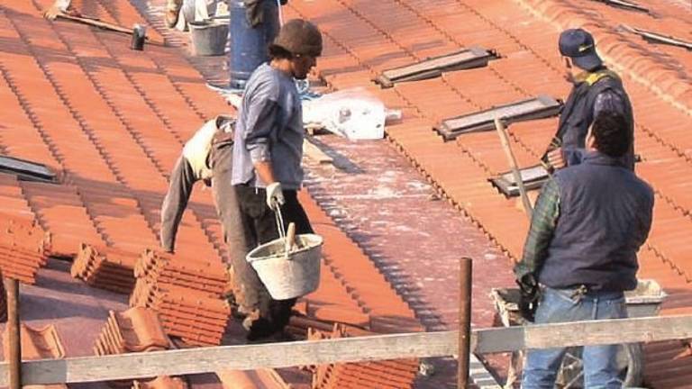 «Lavoro, più frontalieri che residenti». La Segreteria annuncia provvedimenti «Lavoro, più frontalieri che residenti». La Segreteria annuncia provvedimenti