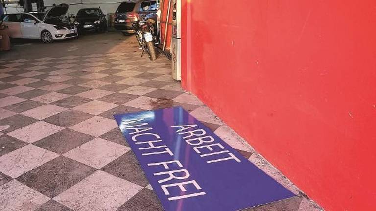 Tolto il cartello nazista dall'officina ma in Rete posta slogan fascisti Tolto il cartello nazista dall'officina ma in Rete posta slogan fascisti