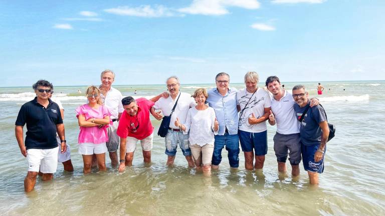 Rimossi i divieti, sindaca e operatori di Riccione tutti in mare: E' pulito Rimossi i divieti, sindaca e operatori di Riccione tutti in mare: E' pulito